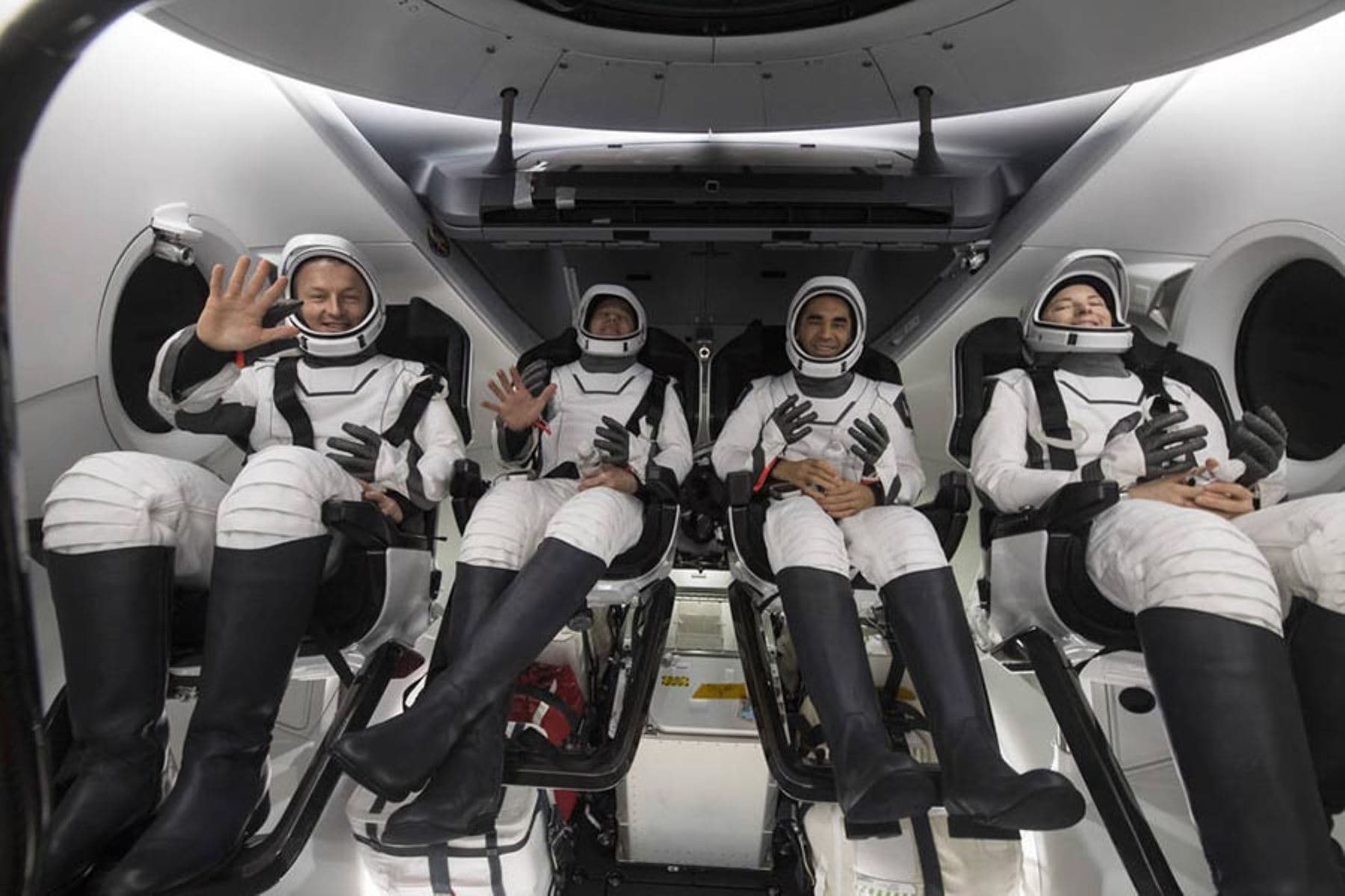 Astronautas regresan seguros a Tierra