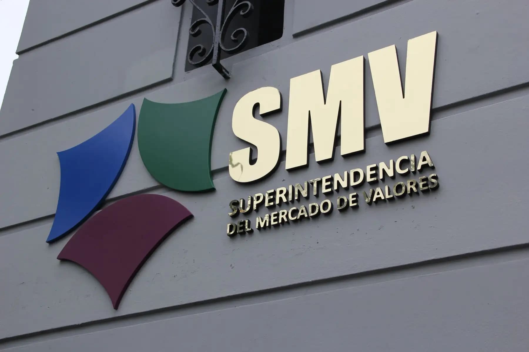 SMV reduce tasas bursátiles y amplía beneficios