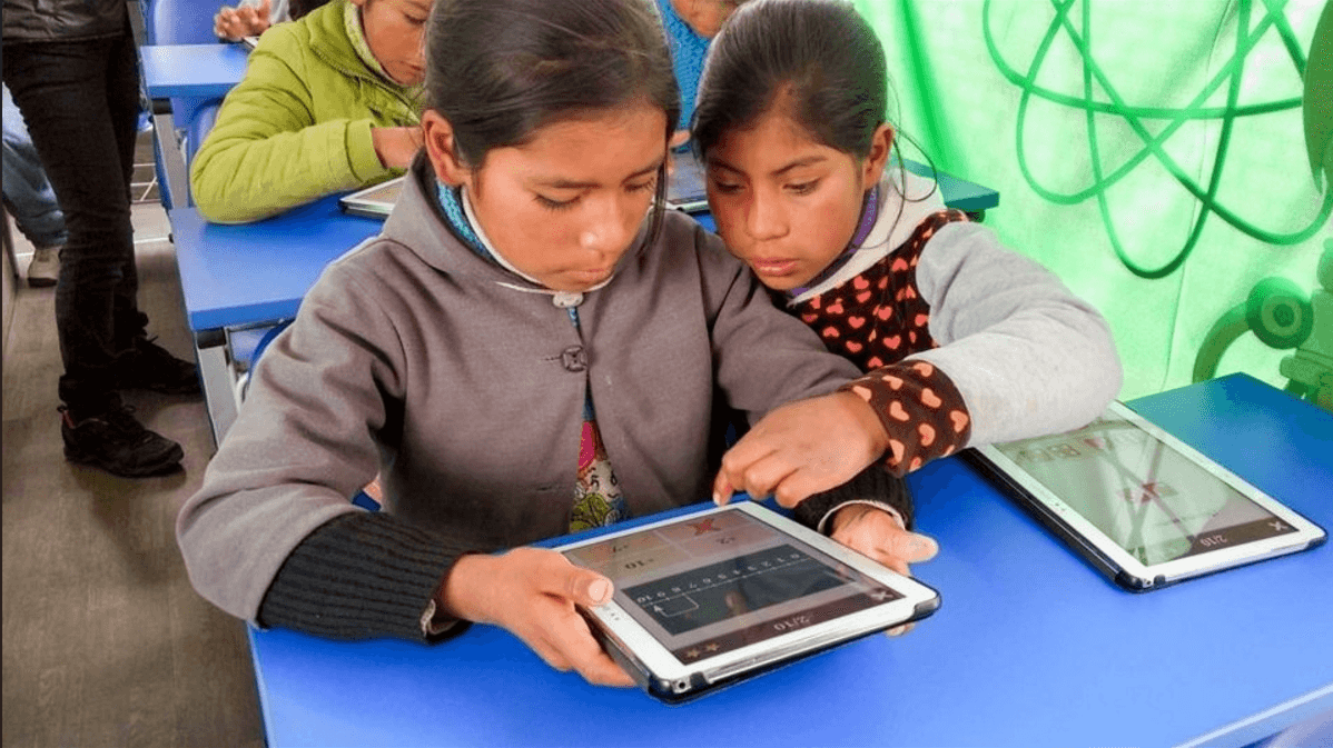 Iniciaron la distribución de tabletas a escolares y docentes