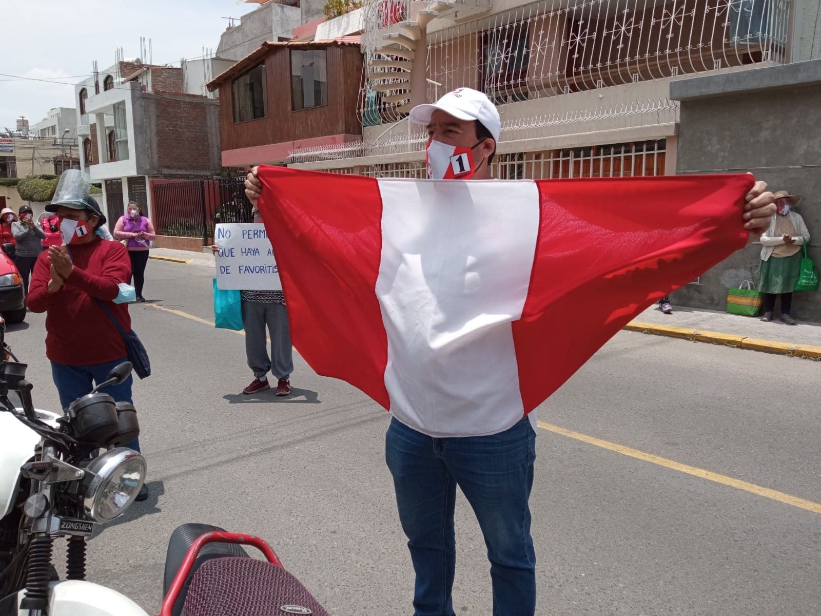 Simpatizantes de Acción Popular protestan en el JEE