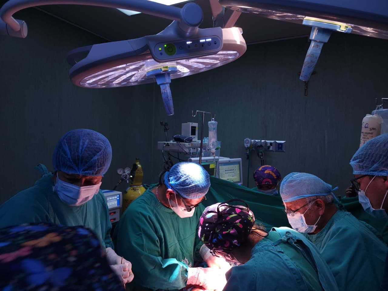 Con moderno equipo operan de próstata en hospital Yanahuara
