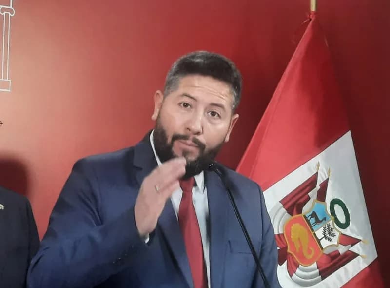 César Holguín propone derogar ley que restringe referéndums