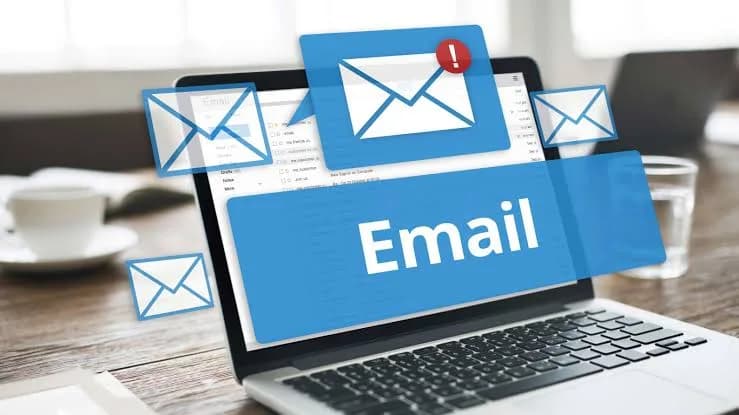 Proponen implementar el voto postal para peruanos en el exterior