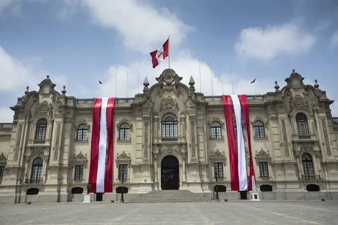 Dos decretos, dos funciones constitucionales