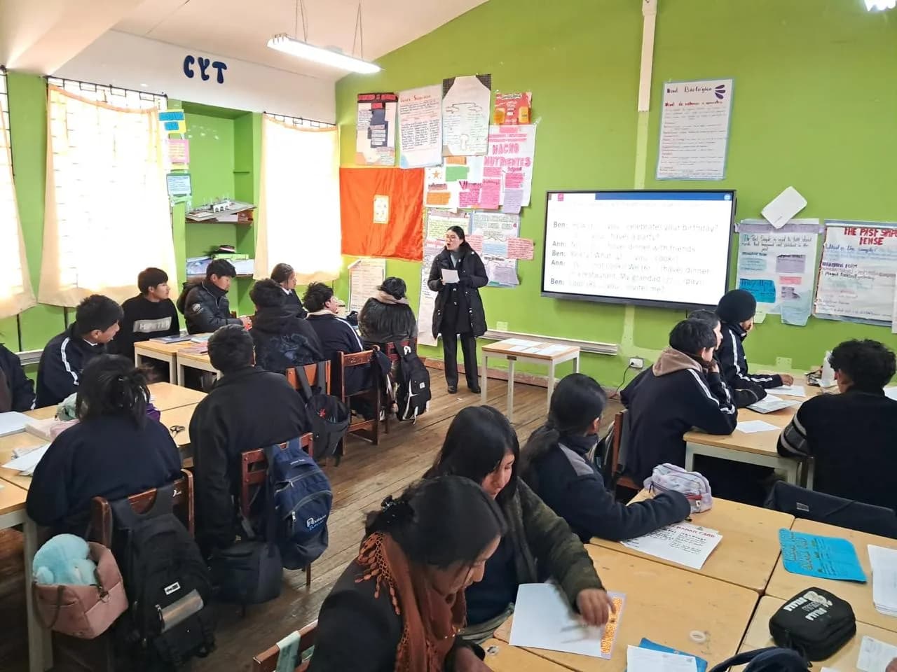 20 colegios de Caylloma incorporan pizarras interactivas y conectividad Starlink