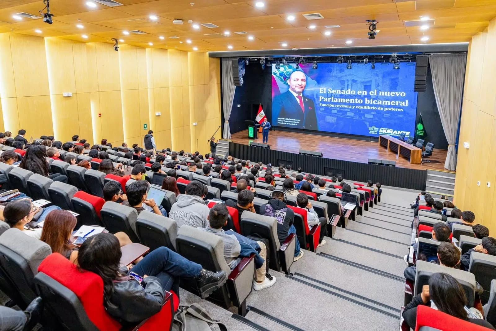 Alejandro Muñante impulsa congreso sobre bicameralidad en Arequipa