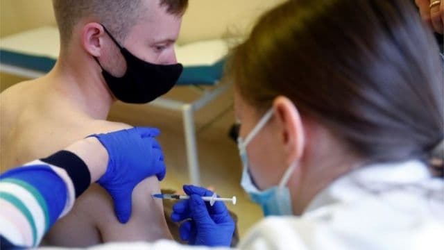 EE. UU.: detectan problemas cardíacos en jóvenes vacunados