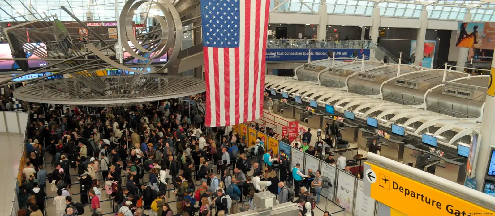 Dos aviones chocan en aeropuerto de Nueva York sin dejar heridos