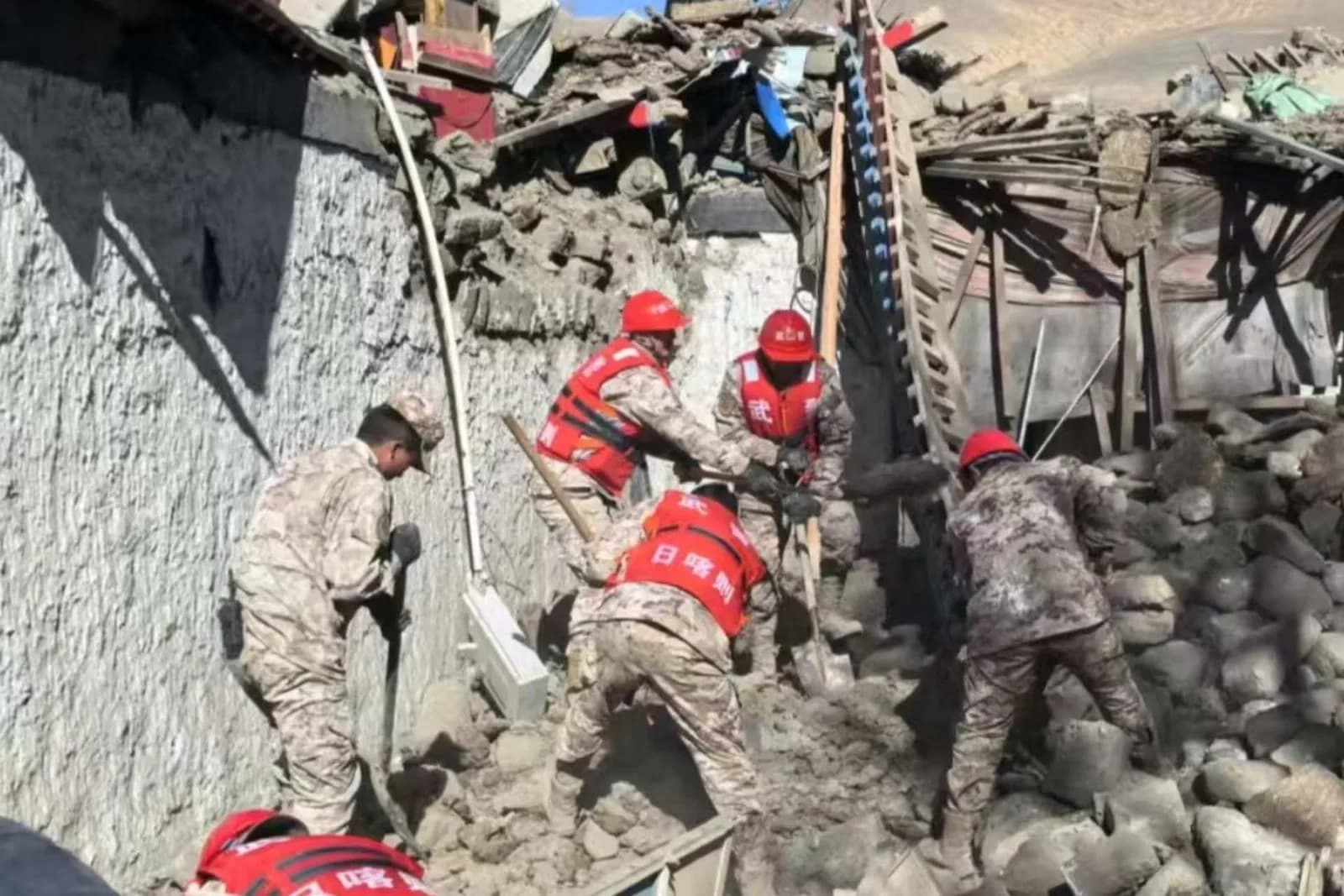 China continúa rescates tras seísmo en el Tíbet, con 16 muertos y más de 12.000 evacuados