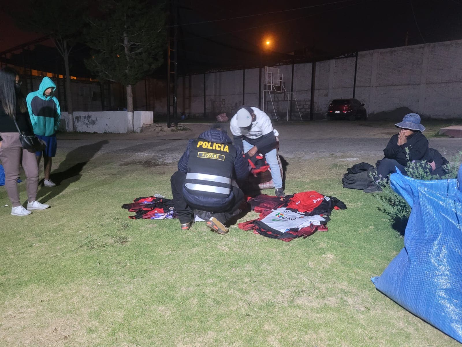 Incautan once sacos de ropa en partido de fútbol