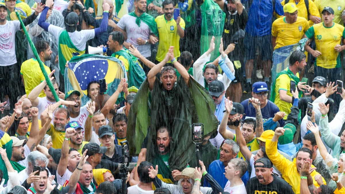 Rayo cae durante manifestación y deja 34 personas heridas en Brasil
