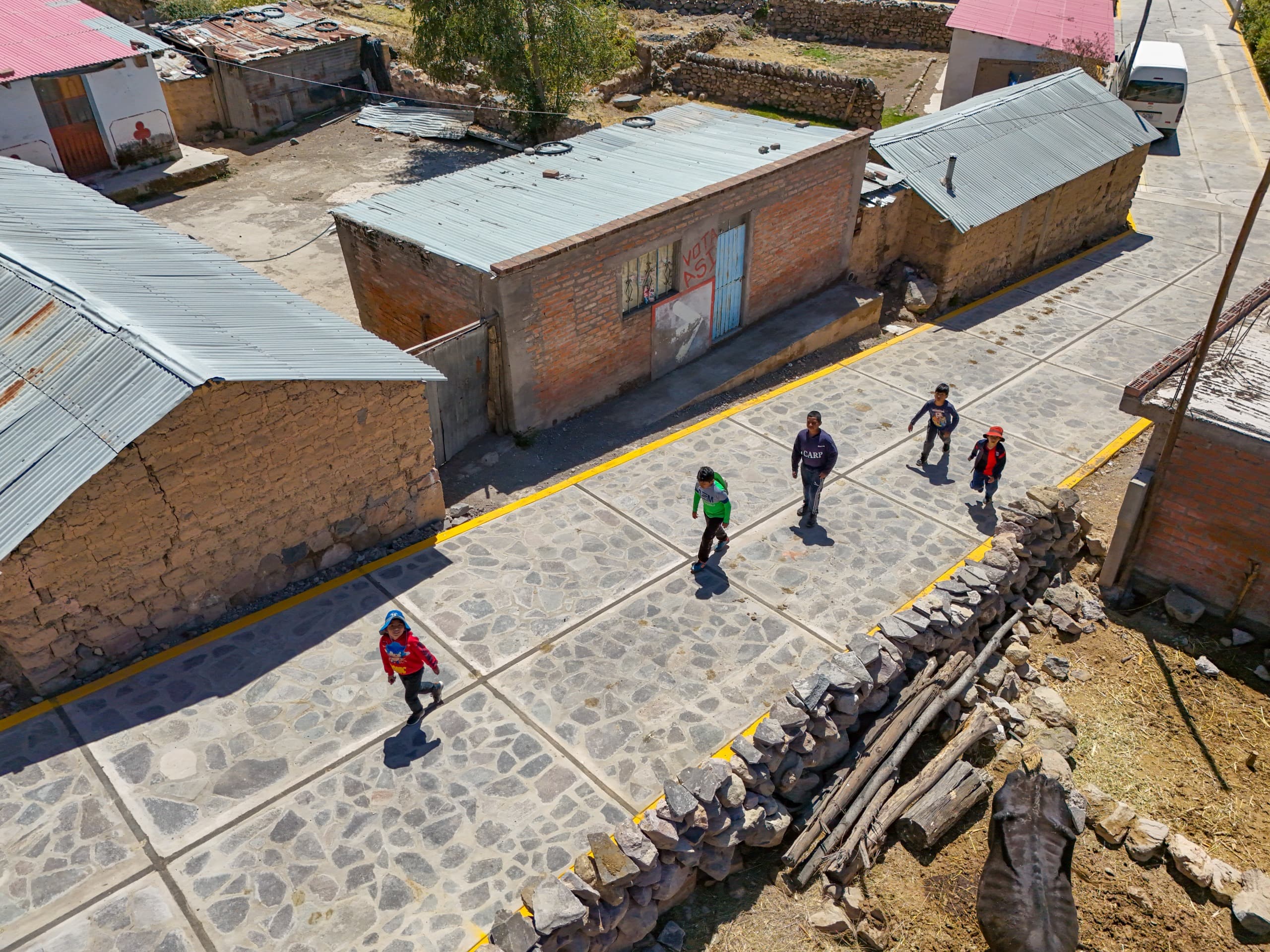 Mejoran vías en zonas rurales desatendidas por muchos años