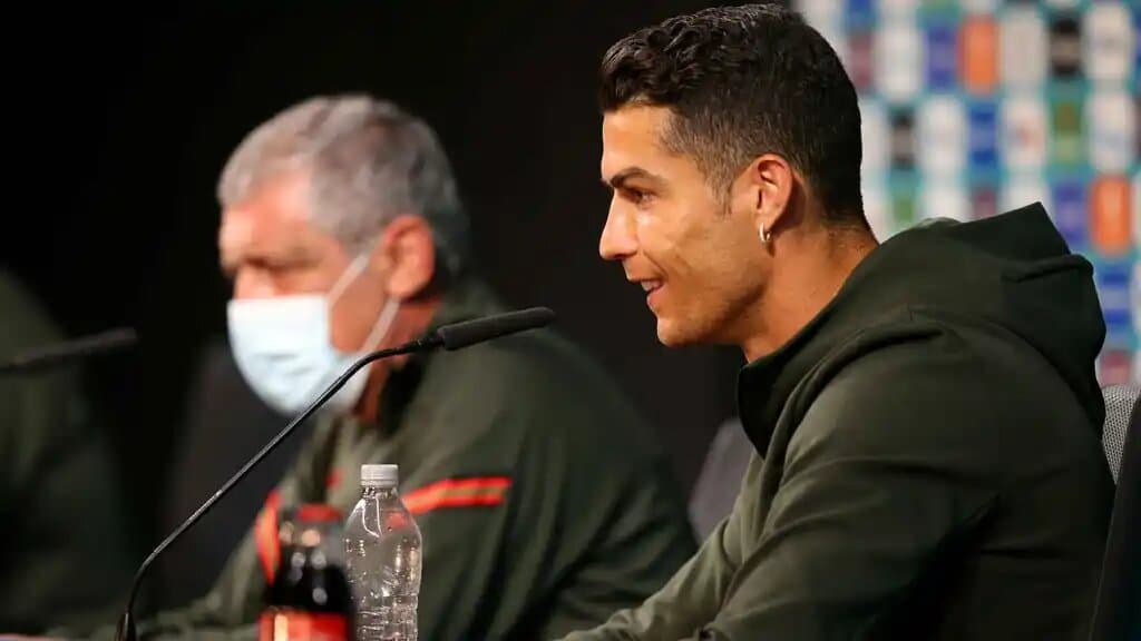 UEFA pide a los jugadores que dejen de quitar las botellas de los patrocinadores