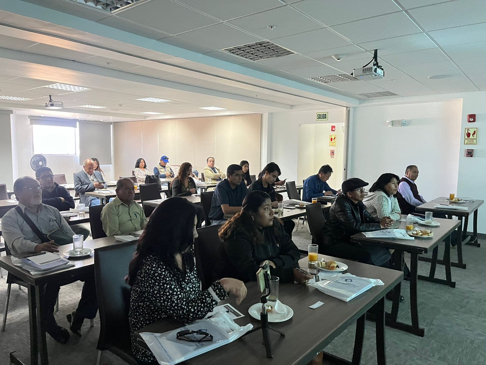 SBS capacitó a periodistas de Arequipa sobre la informalidad financiera