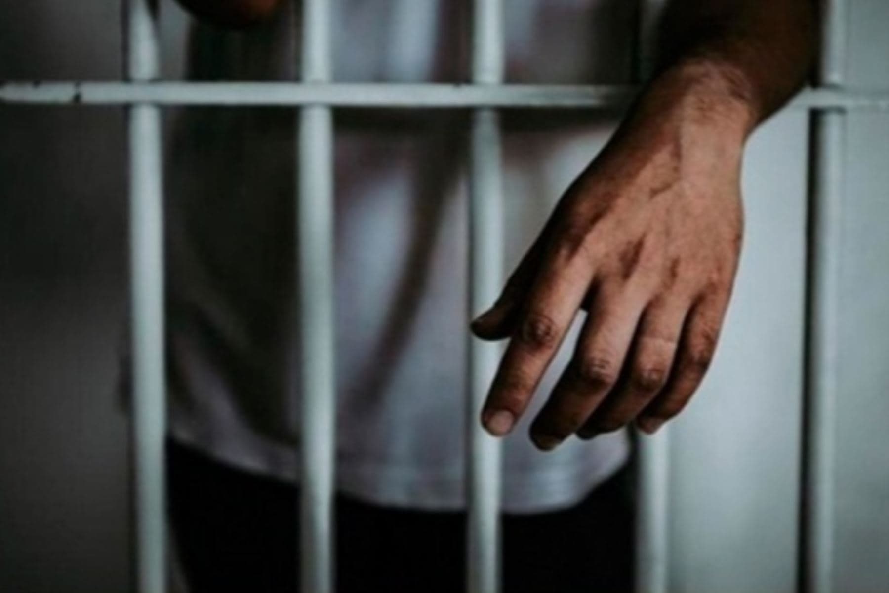 Condenan a 21 años de cárcel a expolicía por abuso sexual
