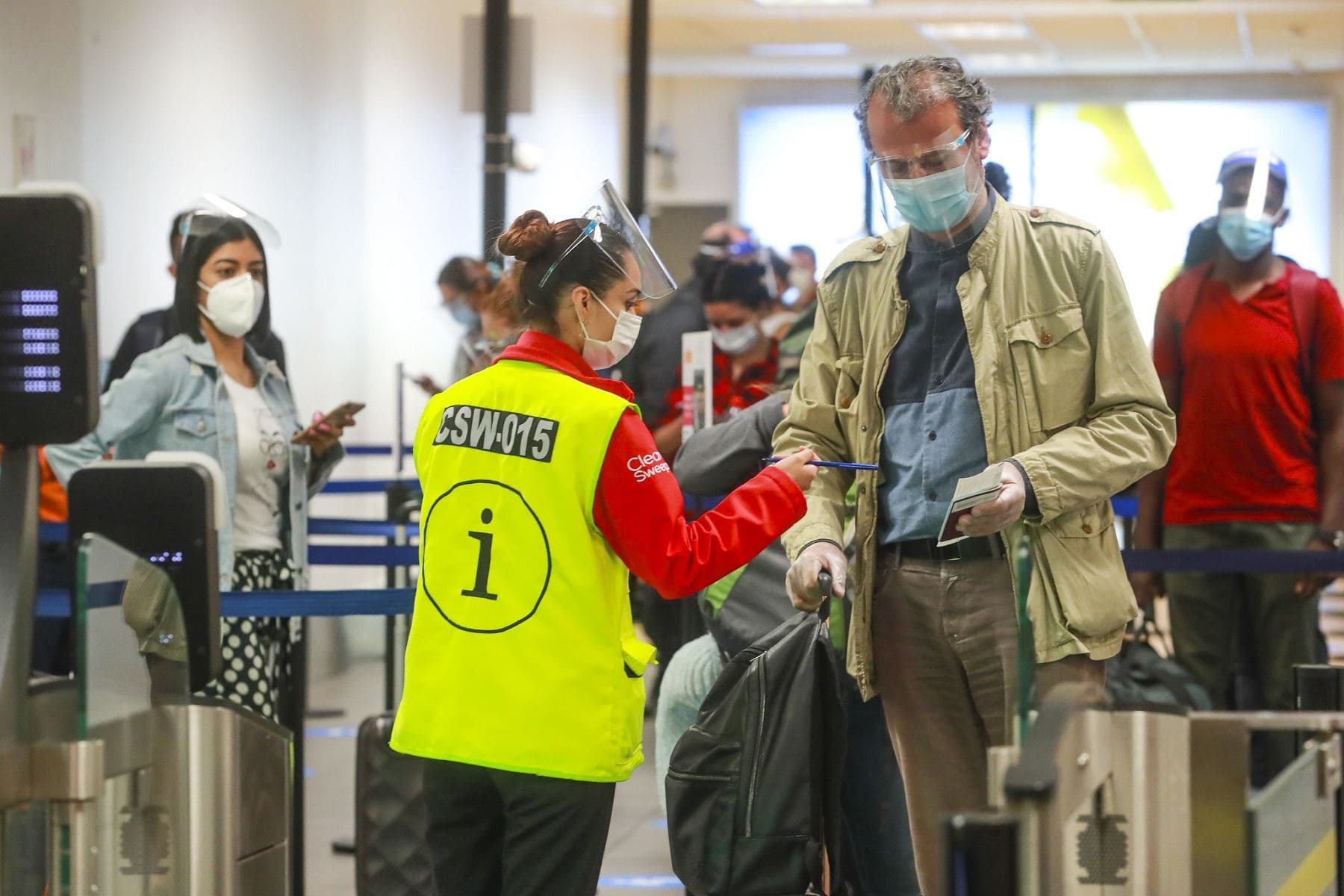 Protector facial ya no es necesario para viajar en avión