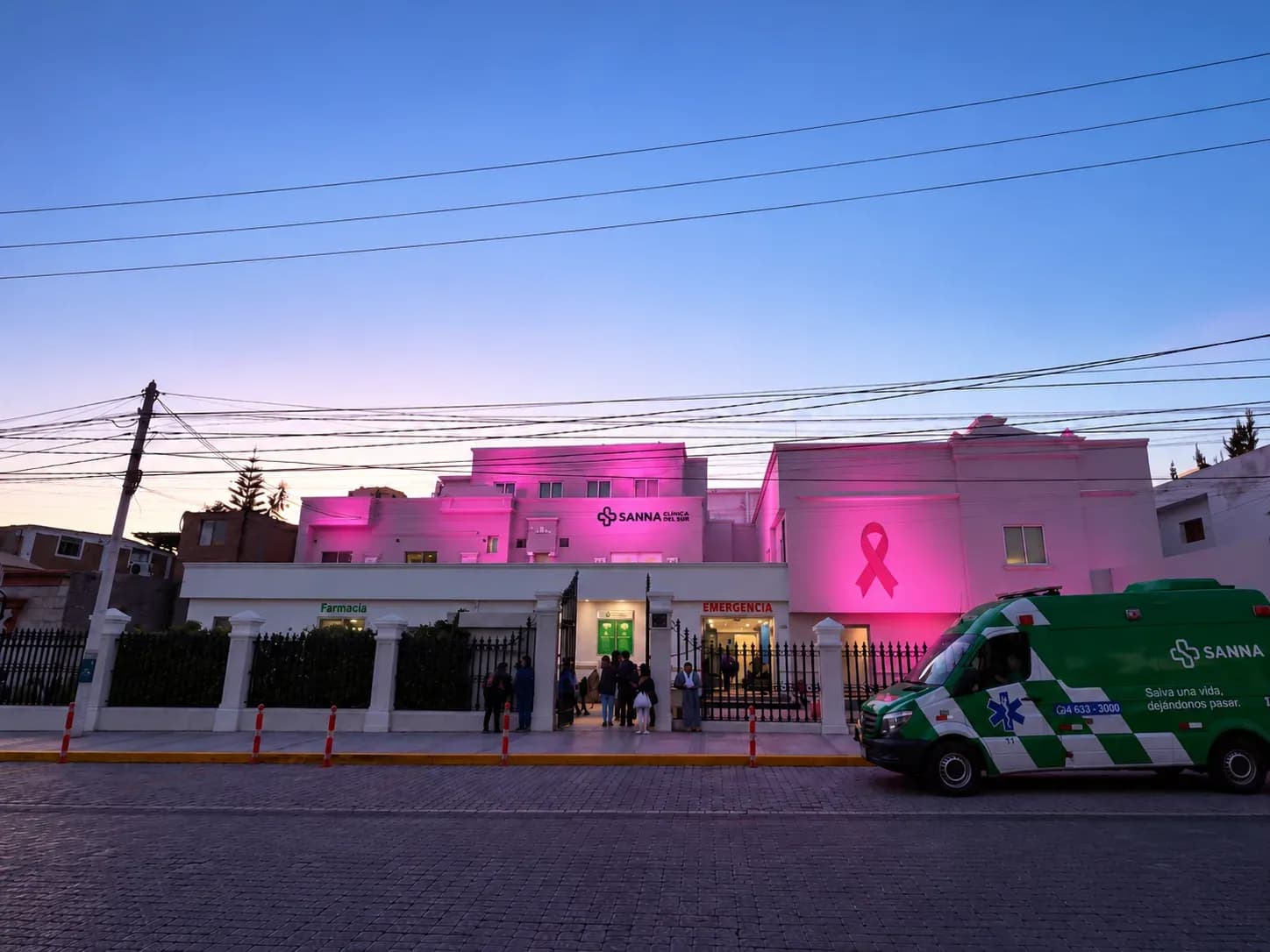 SANNA Clínica del Sur se viste de rosa por la lucha contra el cáncer de mama