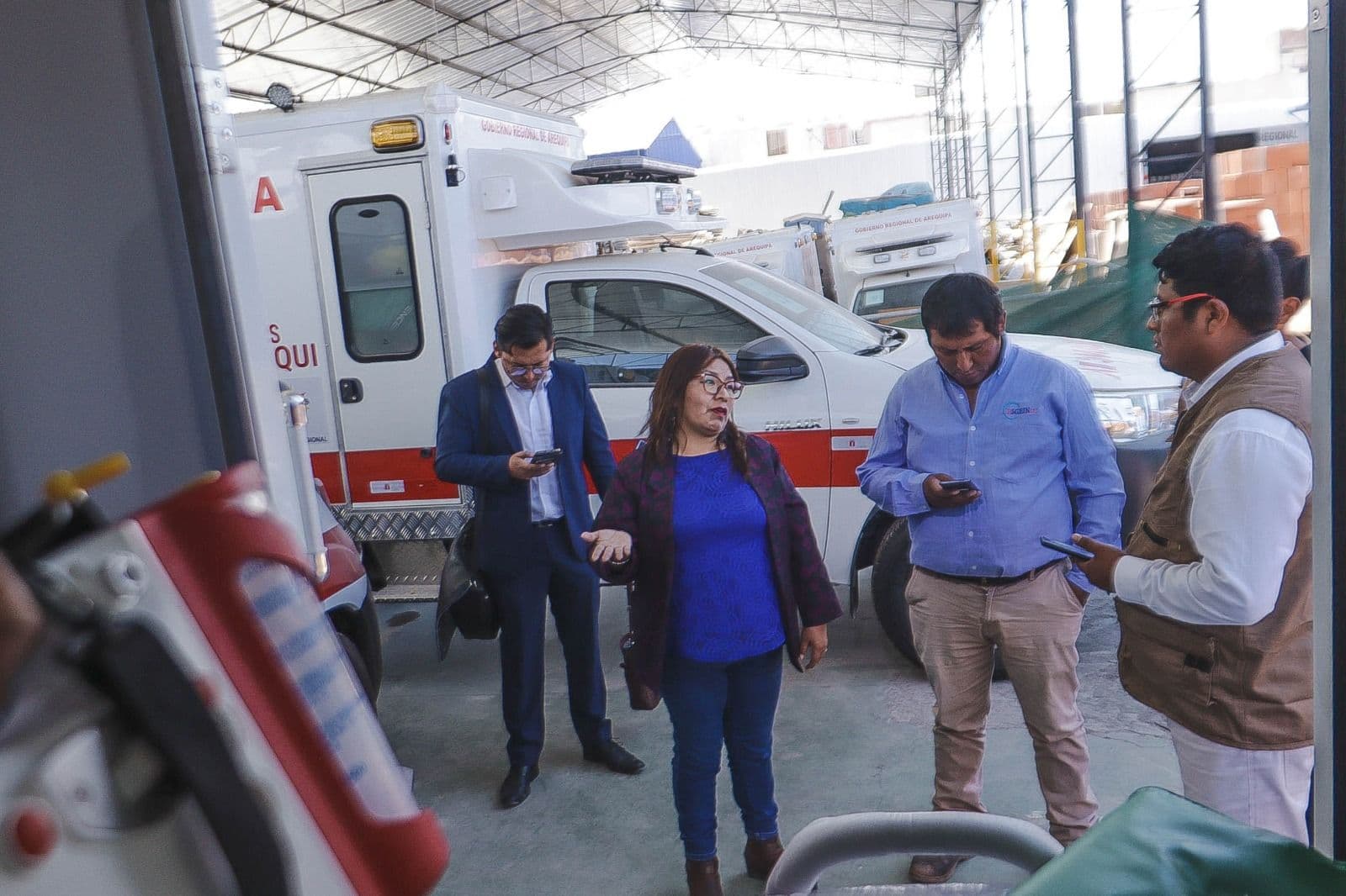 Denuncian abandono de varias ambulancias por falta de placas