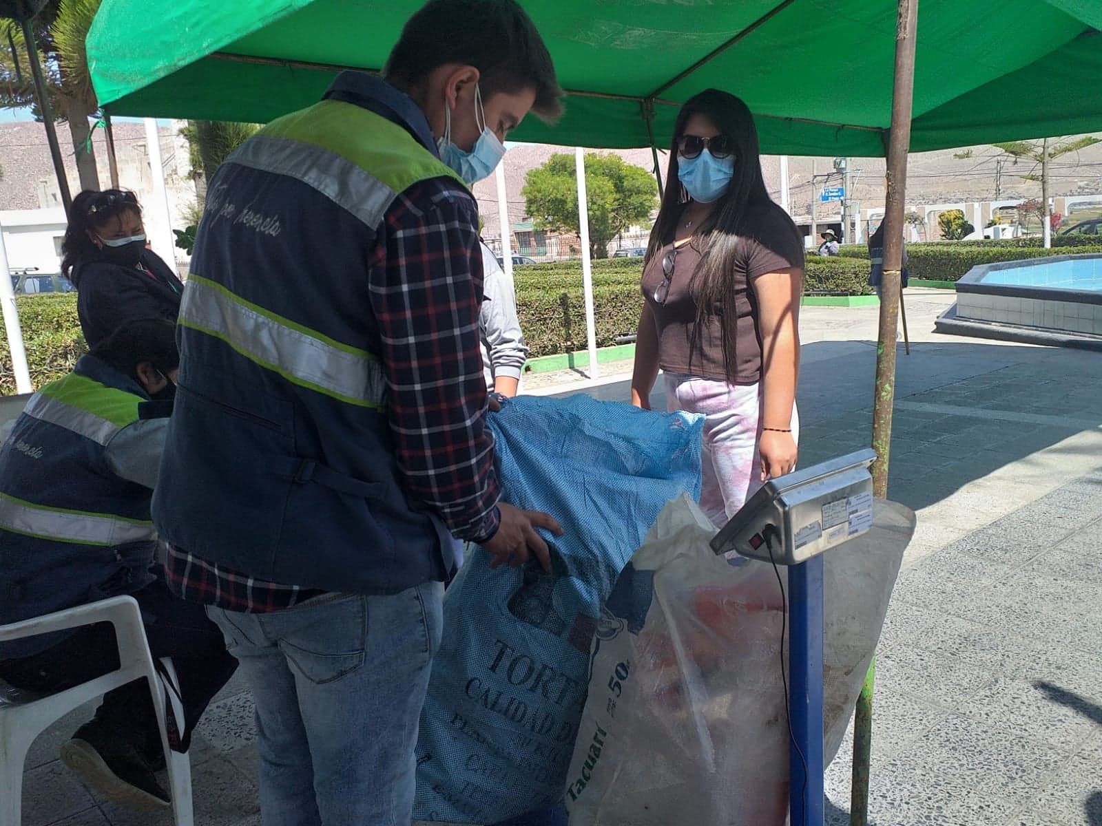 Cuarto intercambio de material reciclable por plantas en Socabaya