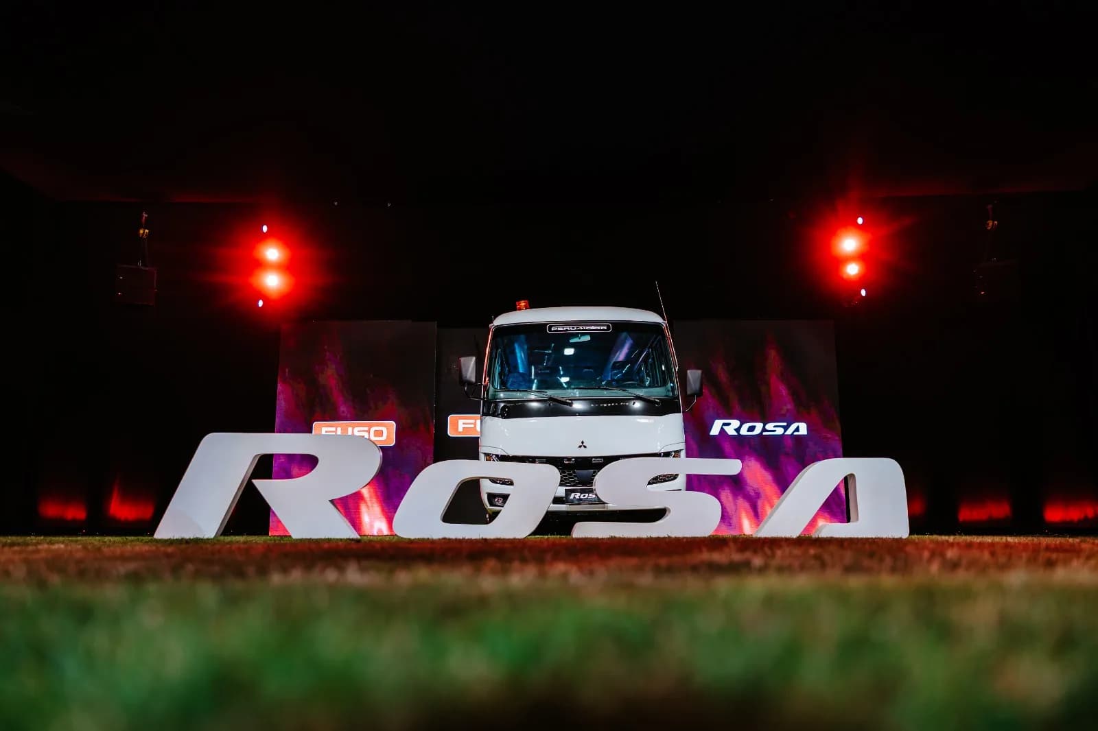 FUSO presenta el nuevo bus Rosa para transporte de personal